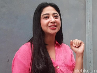img-title Disebut Kembar, Dewi Perssik Unggah Video Yunjin LE SSERAFIM Nari 'Hikayat Cinta'