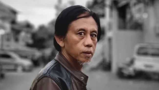 Aktor Epy Kusnandar mengisahkan dirinya yang kini usaha sambilan dengan berjualan kerupuk dorokdok alias kulit dengan cara berkeliling pakai sepeda.