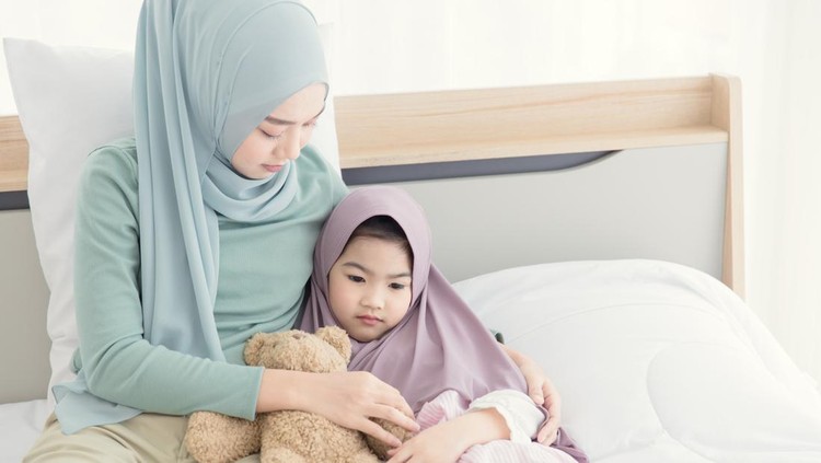 Ilustrasi Anak Ketahuan Batal Puasa Muslim mother consoling cry and depress little child from being bullied and hate to go to school.