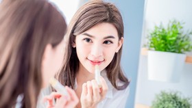 7 Cara Mengatasi Bibir Kering saat Puasa, Hindari Menjilatinya