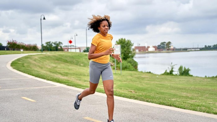 Ilustrasi perempuan jogging/Foto: Unsplash/Jeremy Stewart
