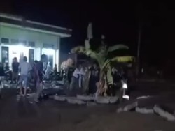 Warga Sridadi Batanghari Tanam Pisang-Jejerkan Ban di Jalan Rusak