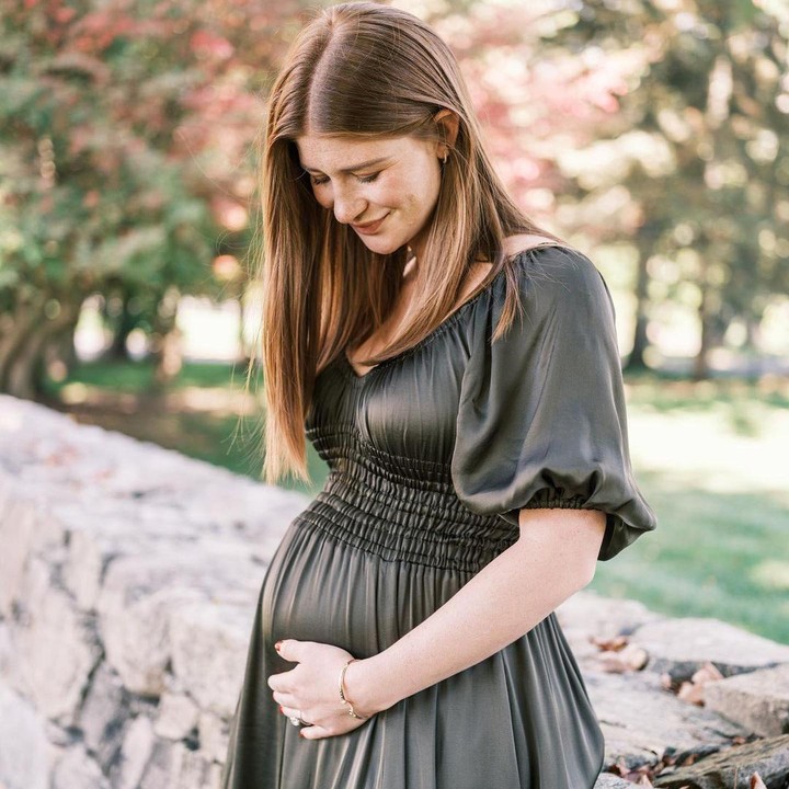 <p>Kebahagiaan pernikahan keduanya semakin terasa penuh sejak Jennifer dikabarkan mengandung, Bunda. Berita bahagia ini Jennifer sampaikan melalui media sosial sambil menunjukkan baby bumpnya. (Foto: Instagram @jenniferkgates)<br /><br /><br /></p>