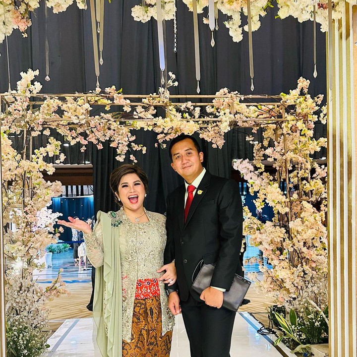 <p>Selain urusan pekerjaan, pasangan ini juga selalu tampil kompak saat menghadiri acara lain. Misalnya saat menghadiri undangan berikut ini. (Foto: Instagram @joydestinytobing)<br /><br /><br /></p>