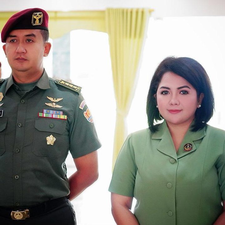 <p>Suami Joy Tobing merupakan seorang perwira TNI. Artinya, penyanyi jebolan ajang Indonesia Idol ini kini berstatus sebagai ibu Persit. (Foto: Instagram @joydestinytobing)<br /><br /><br /></p>