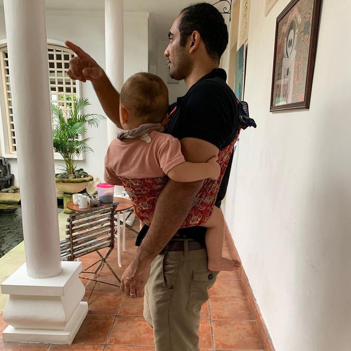 <p>Anak pertama mereka lahir pada 9 Februari 2021 lalu. Bintang film <em>Gundala</em> kerap terlihat menikmati perannya saat momong anak. Tengok saja potretnya ketika menggendong sang anak dengan memakai kain jarik. (Foto: Instagram @bayu_ario & @valentinepayenwicaksono)</p>