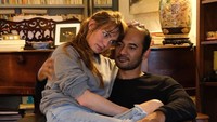 <p>Hampir 6 tahun menikah, Ario Bayu dan istri tak malu-malu memperlihatkan kemesraan mereka di akun media sosial keduanya. Potret mereka kerap menuai komentar dari netizen. "Mesra kak," kata akun @rachel_sa******* (Foto: Instagram @bayu_ario & @valentinepayenwicaksono)</p>
