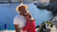 <p>Pasangan ini juga sudah menjalani peran sebagai ayah dan ibunda. Ario Bayu mengenang momen ketika sang istri tengah mengandung anak pertama mereka. "Waktu Boubou masih di dalam perut main-main ke pulau Hydra, Yunani," ia bercerita.  (Foto: Instagram @bayu_ario & @valentinepayenwicaksono)</p>
