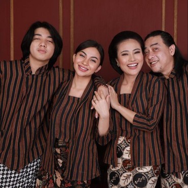 7 Potret Kedekatan Ariel Tatum & Ibu Tiri yang Jarang Terekspos