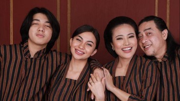 7 Potret Kedekatan Ariel Tatum & Ibu Tiri yang Jarang Terekspos