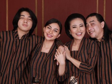 img-title 7 Potret Kedekatan Ariel Tatum & Ibu Tiri yang Jarang Terekspos