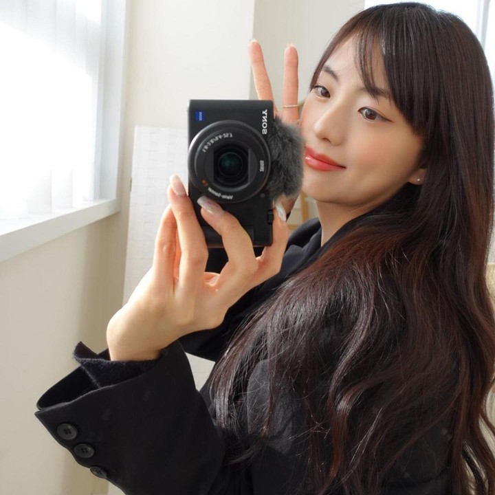 <p>Kim Jiyoon lahir pada tahun 1990, Bunda. Ia sudah menikah dan kini menjadi bunda dari dua anak yang menggemaskan. (Foto: Instagram @jiyyoon_s2)<br /><br /><br /></p>