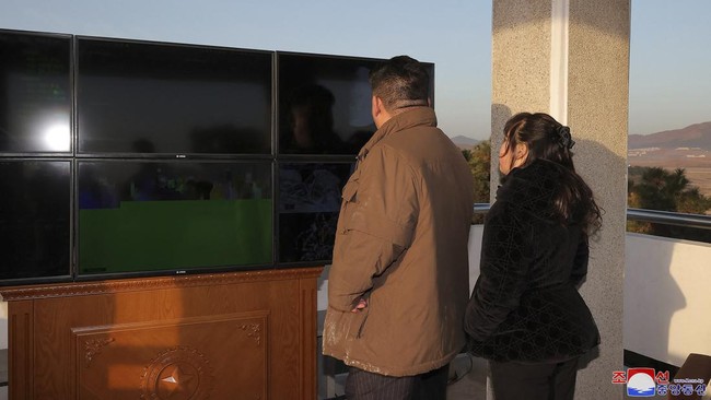 Putri Kim Jong Un, Kim Ju Ae, memakai jaket mewah Christian Dior seharga setara Rp42 juta saat memantau peluncuran rudal pekan lalu, ketika Korut didera krisis.