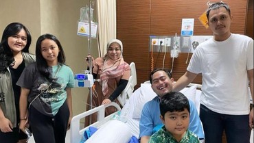7 Potret Nassar Dirawat di Rumah Sakit, Dijenguk Eks Istri & Anak Kandung