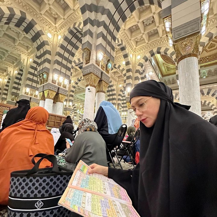 <p>Kita doakan, semoga ibadah umrah Marini Zumarnis bersama suami dan anaknya di Mekkah berjalan dengan lancar ya, Bunda. (Foto: Instagram @marinizumarnisreal)</p>