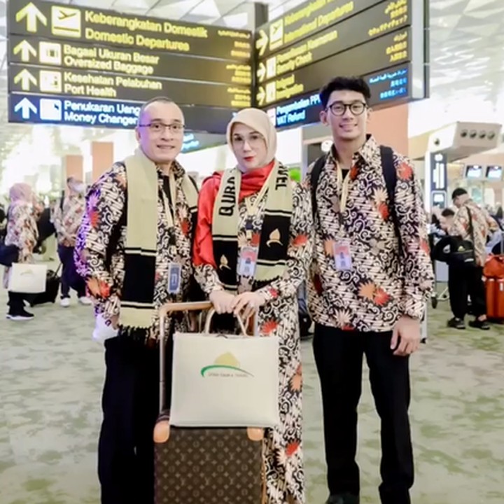 <p>Tak sendirian, wanita berusia 47 tahun ini turut mengajak serta sang suami, Denny Wardhana, dan anak semata wayangnya Daffa Wardhana. (Foto: Instagram @marinizumarnisreal)</p>