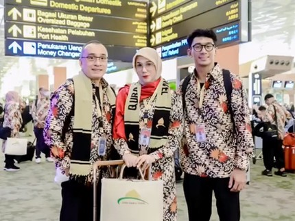 7 Potret Marini Zumarnis Umrah Bareng Suami & Anak, Cara Didik Sang Putra Dipuji