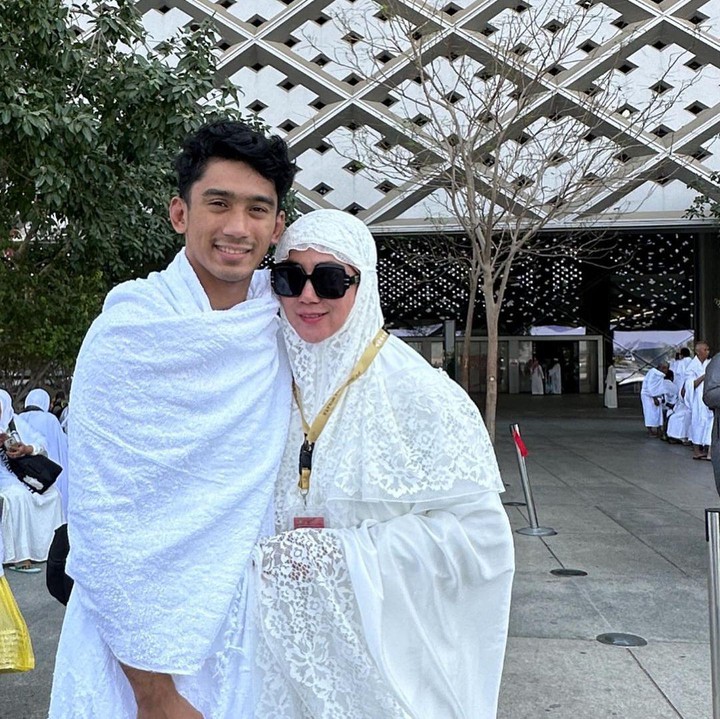 <p>Postingan tersebut menuai beragam reaksi dari netizen. Tak hanya ucapan selamat beribadah, ada pula yang memuji cara didiknya pada Daffa. (Foto: Instagram @marinizumarnisreal )<br /><br /><br /></p>
