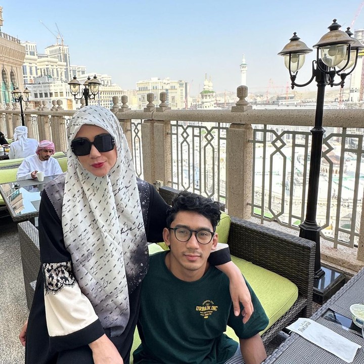 <p>Ya, netizen terpukau dengan cara Marini membesarkan Daffa. Menurut mereka, putranya tersebut tumbuh menjadi anak yang penurut. "Cara mendidik anak luar biasa, kayaknya anaknya patuh," tutur akun @kenzi****. (Foto: Instagram @marinizumarnisreal )<br /><br /><br /></p>