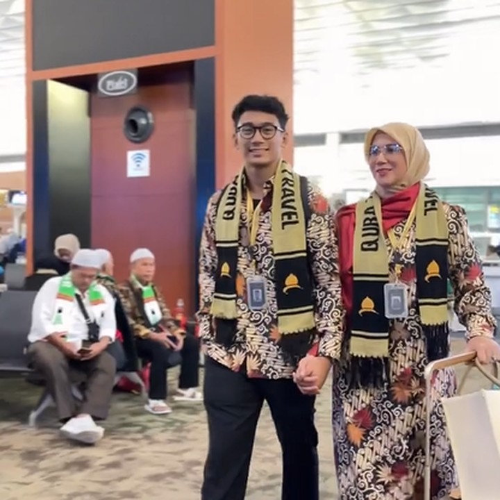 <p>Selama melaksanakan umrah, Marini membagikan potretnya ke media sosial. Salah satunya potret bersama anak satu-satunya sebagai berikut, Bunda. (Foto: Instagram @marinizumarnisreal)<br /><br /><br /></p>
