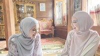 <p>Si Kembar, Shireen Sungkar dan Zaskia Sungkar kerap mengunggah <em>outfit of the day</em> (OOTD) mereka dengan gaya hijab syar'i, Bunda. Nah, Bunda tertarik? (Foto: Instagram@shireensungkar)</p>