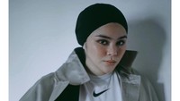 <p>Sivia Azizah juga mengenakan gaya hijab kekinian yang khas dan cukup unik, <em>nih,</em> Bunda. Tampilan hijabnya ini sering dipadukan dengan <em>outfit</em> yang nyentrik. Bunda tertarik untuk mencoba model hijab Bunda satu anak ini? (Foto: Instagram@siviazizah)</p>
