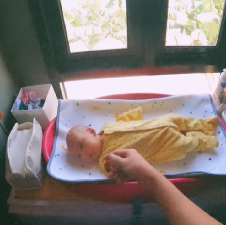 <p>Dalam salah satu video yang dibagikan, Adipati terlihat menggendong baby Nae dan membawanya ke kamar untuk berganti popok dan pakaian. (Foto: Instagram @adipati)</p>