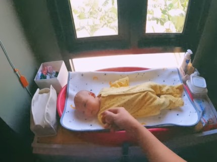 5 Potret Adipati Dolken Momong Anak, Bantu Bayinya Bersendawa