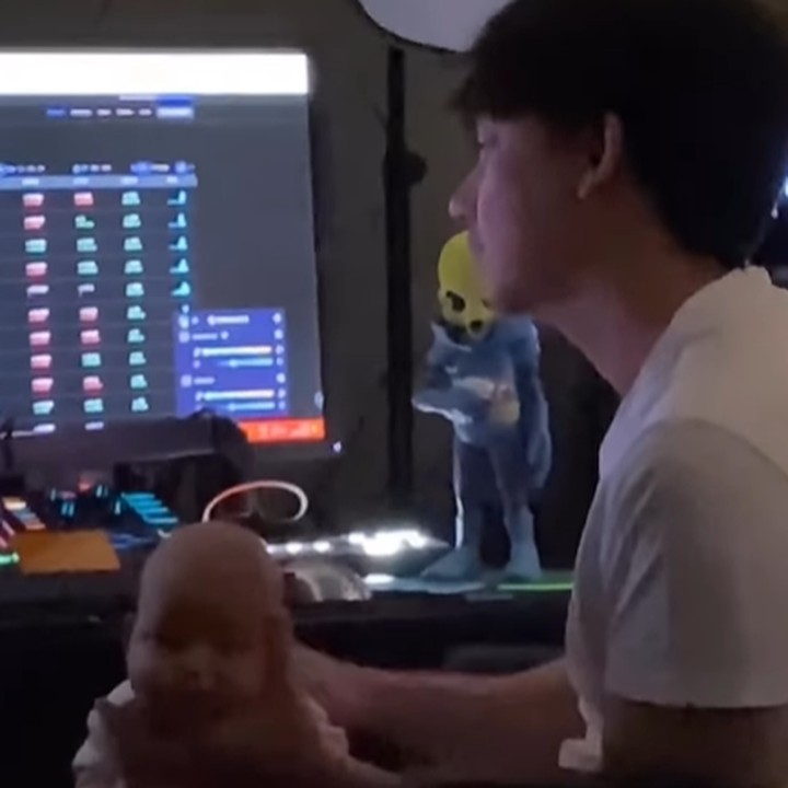 <p>Adipati sangat menikmati perannya sebagai ayah. Ia tetap mengasuh anak tanpa melewatkan kegiatan yang ia sukai. Ketika membantu baby Nae bersendawa, Adipati sering melakukannya sambil bermain game atau menonton tayangan favorit. "Tahakin Nae sambil nonton anime," tulis Adipati dalam unggahannya. (Foto: Instagram @adipati)</p>