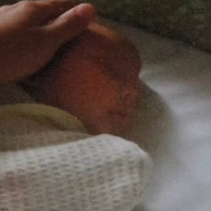 <p>Sejak menjadi ayah, Adipati kerap mengabadikan momen saat mengasuh bayi bernama Naeswari Isthika Dyah Koesmadji itu. Ia terlihat membelai kepala putri kecilnya dengan sangat lembut. (Foto: Instagram @adipati)</p>