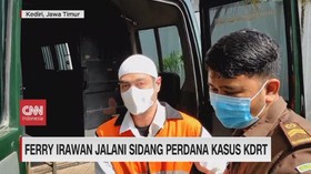 VIDEO: Ferry Irawan Jalani Sidang Perdana Kasus KDRT