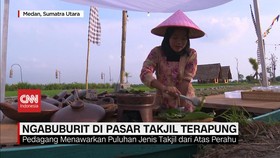 VIDEO: Ngabuburit di Pasar Takjil Terapung