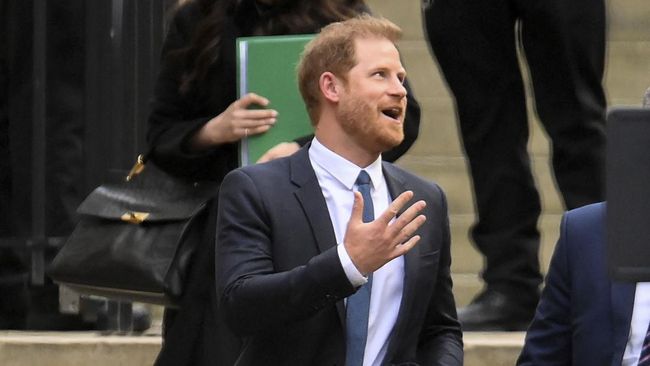 Pertarungan Harry lawan The Sun berakhir setelah induk perusahaan tabloid Inggris itu mengakui kesalahan, meminta maaf, dan mau ganti rugi.