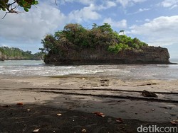 Pantai Madasari yang Konon Tempat Semedi Soekarno