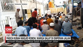 VIDEO: Pasca Kubah Masjid Roboh, Warga Salat di Emperan Jalan