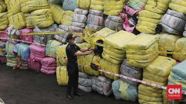 Menteri Perdagangan Zulkifli Hasan alias Zulhas akan memusnahkan pakaian bekas impor senilai Rp40 miliar pada Jumat (13/10) besok.