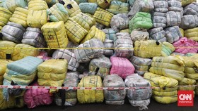 Pemerintah Sita 638 Bal Baju Impor Bekas dari Pasar Senen-Gedebage