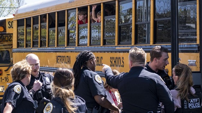 Sebanyak 7 orang luka dan tiga di antaranya kritis akibat penembakan yang terjadi di luar lokasi perayaan wisuda SMA di Richmond, Virginia, AS.