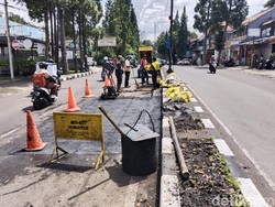 Lubang di Jalan Dago Bandung yang Bikin Gregetan Mulai Ditambal