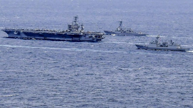 AS, Korsel, dan Jepang menggelar latihan militer bersama di Laut Timur hari ini, Senin (17/4), di tengah ancaman Korut yang kian gencar menguji coba rudal.