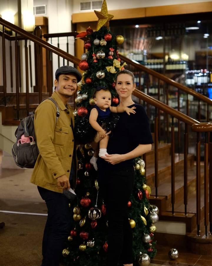 randy pangalila bersama anak dan istri bule