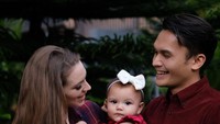 <p>Pernikahan Randy dan Chelsey semakin lengkap dengan kehadiran putri cantiknya. Bayi perempuan ini diberi nama Blair Willow Pangalila. (Foto: Instagram @randpunk)</p>