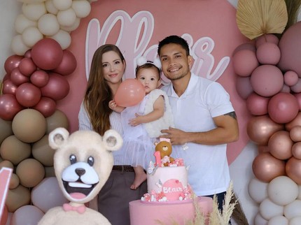7 Potret Randy Pangalila Bersama Istri Bule Kanada dan Anak Perempuan yang Menggemaskan
