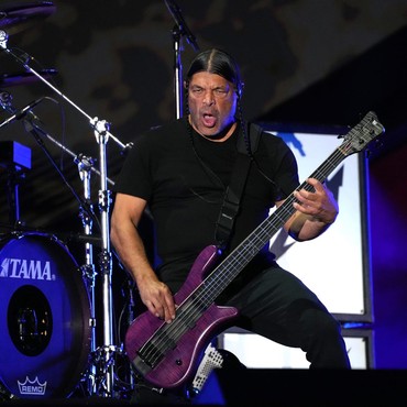 Pertama Kalinya Robert Trujillo Akan Sumbang Vokal untuk Lagu Baru Metallica