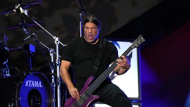 img-title Pertama Kalinya Robert Trujillo Akan Sumbang Vokal untuk Lagu Baru Metallica