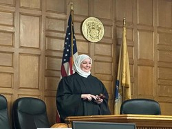 Wanita Suriah Jadi Hakim Berhijab Pertama di Amerika Serikat, Ini Sosoknya