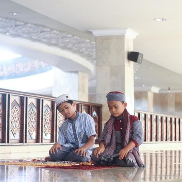 Bacaan Niat Sholat Wajib Sendiri & Berjamaah Lengkap dengan Artinya