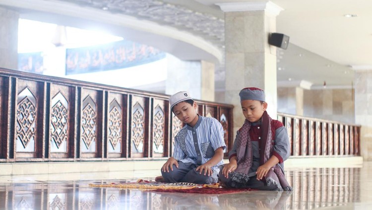 Tata Cara dan Niat Sholat Jamak Takhir Magrib dan Isya untuk Diajarkan pada Anak Tata Cara dan Niat Sholat Jamak Takhir Magrib dan Isya untuk Diajarkan pada Anak