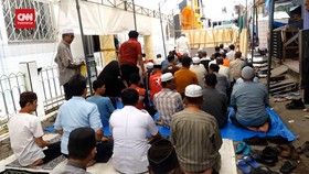 VIDEO: Pasca Kubah Masjid Di Makassar Roboh, Jamaah Salat Di Jalan