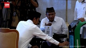 VIDEO: Momen Jokowi dan Ma'ruf Amin Bayar Zakat Pakai QR Code Di Istan